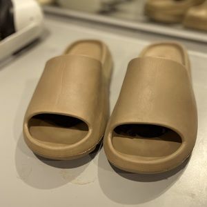 Original adidas YEEZY slides in great preowned conditions. Rare clr Core